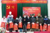 Phó Chủ tịch HĐND tỉnh Nông Thanh Tùng tặng quà cho các hộ gia đình có hoàn cảnh khó khăn tại xã Quang Trung