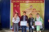 Phó Chủ tịch HĐND tỉnh Nông Thanh Tùng trao quà cho bà con xóm Cao Sơn, xã Dân Chủ (Hòa An).
