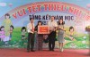 Phó Chủ tịch HĐND tỉnh, Hoàng Văn Thạch tặng quà các cháu thiếu nhi tại Cơ sở giáo dục trẻ khuyết tật thuộc Trung tâm Giáo dục thường xuyên tỉnh