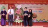 Phó Chủ tịch HĐND tỉnh Hoàng Văn Thạch chúc mừng Trường Phổ thông Dân tộc nội trú THCS huyện Hòa An.