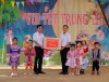 Trưởng Ban Pháp chế HĐND tỉnh Nông Văn Tuân tặng quà cho các cháu thiếu nhi