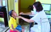 Cán bộ Trạm Y tế xã Hoàng Tung (Hòa An) khám bệnh cho trẻ em khi thời tiết giao mùa.