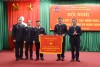 Phó Chủ tịch HĐND tỉnh Nông Thanh Tùng trao Cờ thi đua của Bộ Tài chính cho Cục Hải quan tỉnh đã có thành tích tiêu biểu xuất sắc dẫn đầu phong trào thi đua ngành Tài chính năm 2022.