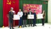 Đoàn công tác HĐND tỉnh, Ban Tổ chức Tỉnh ủy và Sở Văn hóa, Thể thao và Du lịch tặng quà xã Quang Trung, huyện Hòa An.