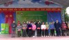 Đoàn đại biểu Quốc hội tỉnh trao quà của Tổng Công ty Phân bón và Hóa chất miền Bắc tặng các hộ gia đình chính sách, hoàn cảnh khó khăn tại xã Quốc Toản, huyện Quảng Hòa.