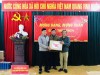 Trưởng Ban Dân tộc HĐND tỉnh Bàn Quý Sơn tặng quà xóm Văn Thụ, Hòa An.