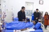 Đồng chí Nông Thanh Tùng, Ủy viên BTV Tỉnh ủy, Phó Chủ tịch HĐND tỉnh tặng quà bệnh nhân chạy thận nhân tạo.