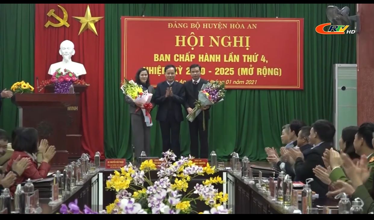 Phó Chủ tịch phụ trách HĐND tỉnh Nông Thanh Tùng tặng hoa chúc mừng các đồng chí được phân công, điều động, luân chuyển.