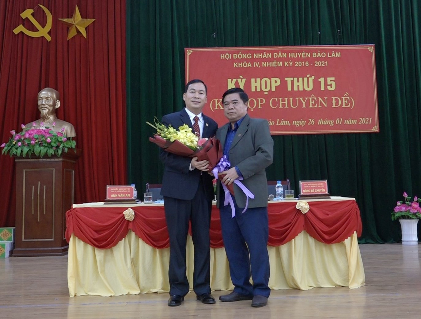 Lãnh đạo huyện Bảo Lâm tặng hoa chúc mừng đ/c Mã Gia Hãnh chủ tịch UBND huyện. ảnh BCB