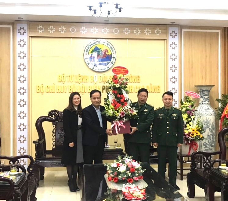 Đồng chí Nông Thanh Tùng, Phó Chủ tịch phụ trách HĐND tỉnh tặng hoa chúc mừng CBCS Bộ Chỉ huy BĐBP tỉnh nhân kỷ niệm 62 năm ngày truyền thống BĐBP Việt Nam