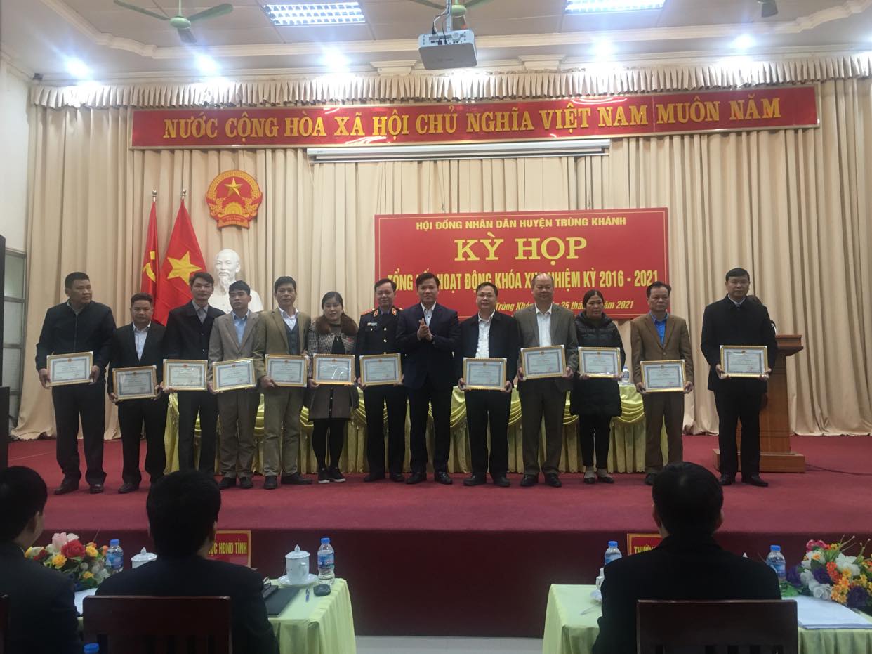 Lãnh đạo UBND huyện Trùng Khánh tặng bằng khen cho các tập thể và cá nhân có thành tich xuất sắc trong hoạt động HĐND huyện nhiệm kỳ 2016-2021