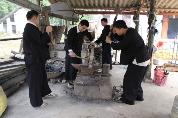 Nghề rèn dao xã Phúc Sen, huyện Quảng Hoà