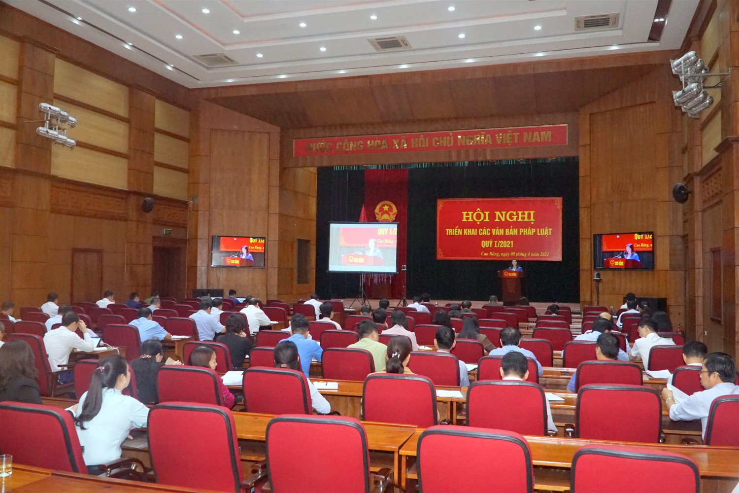 Các đại biểu dự hội nghị trực tuyến tại điểm cầu UBND tỉnh.