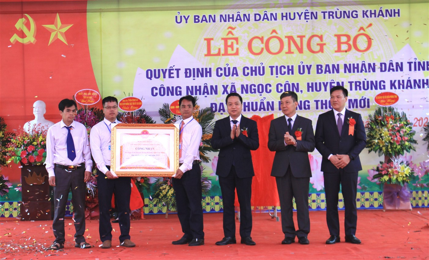 Lãnh đạo UBND tỉnh trao Bằng công nhận đạt chuẩn nông thôn mới cho xã Ngọc Côn (Trùng Khánh).