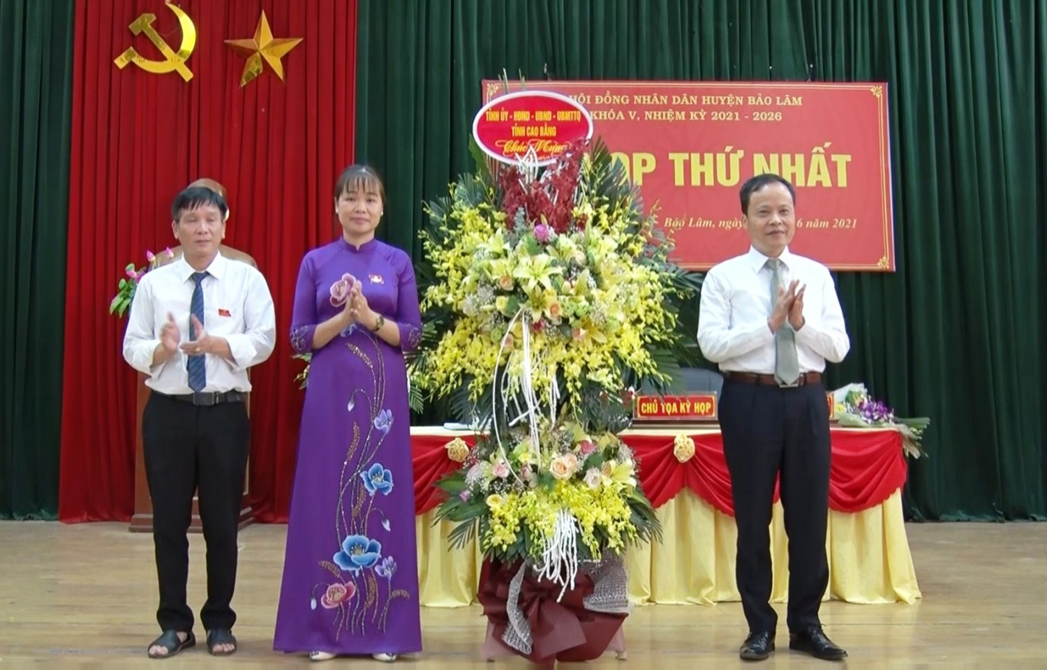 Phó Chủ tịch HĐND tỉnh Nông Thanh Tùng tặng hoa chúc mừng HĐND huyện Bảo Lâm tại kỳ họp thứ Nhất