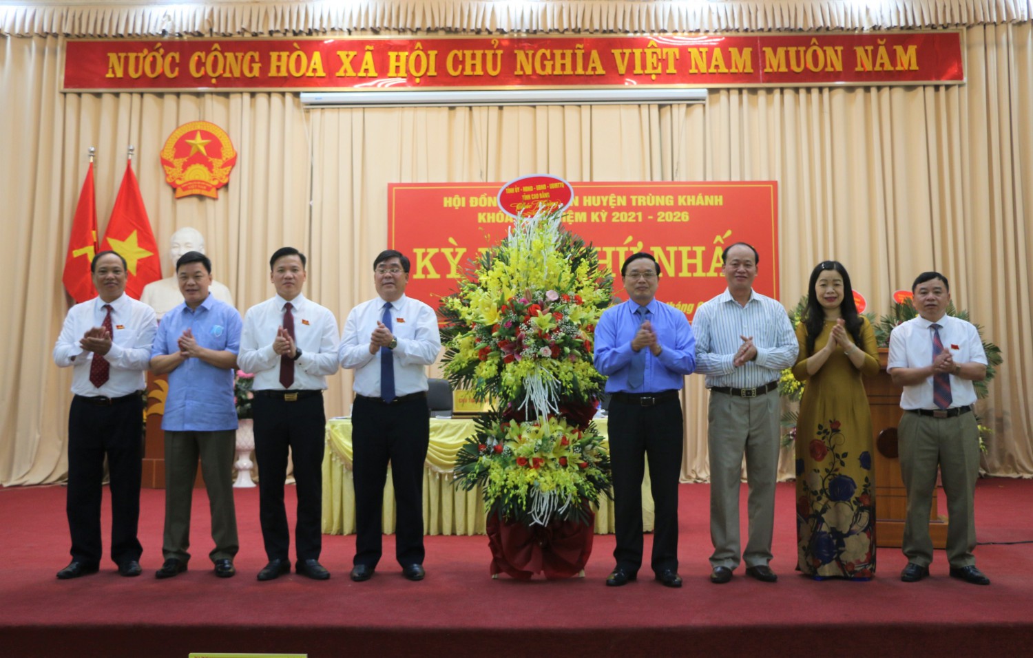 Lãnh đạo Tỉnh ủy chúc mừng các đồng chí được bầu giữ chức danh chủ chốt của HĐND huyện Trùng Khánh.