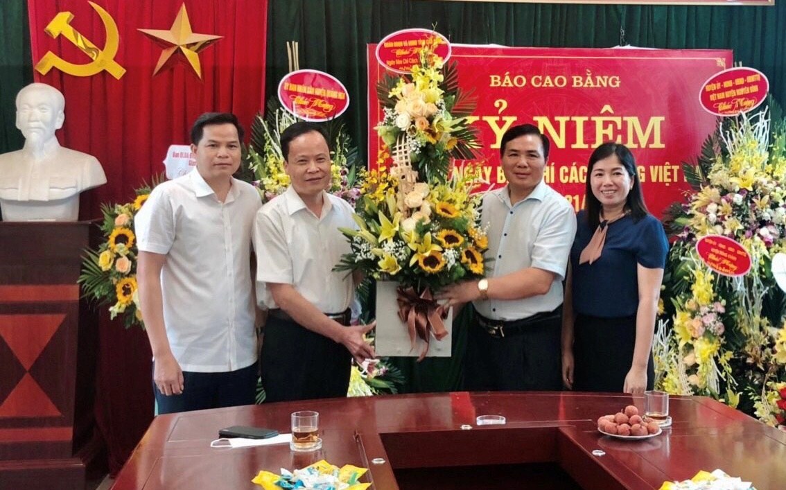 Phó Chủ tịch phụ trách HĐND tỉnh Nông Thanh Tùng chúc mừng Báo Cao Bằng