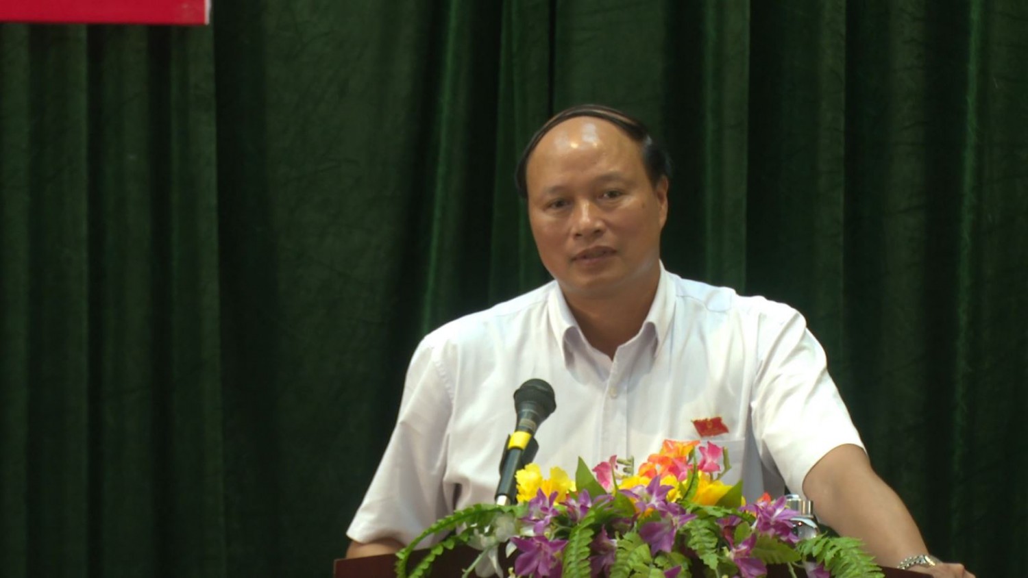 Đồng chí Hoàng Văn Thạch Tỉnh uỷ viên, Phó Chủ tịch HĐND tỉnh phát biểu tại Hội nghị TXCT.