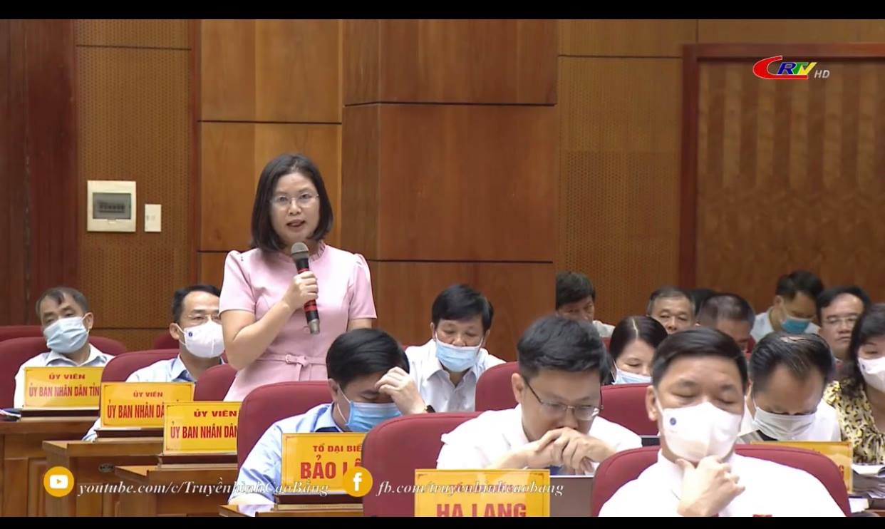 Giám đốc sở Nội vụ Đồng Thị Kiều Oanh giải trình làm rõ các ý kiến phát biểu của đại biểu