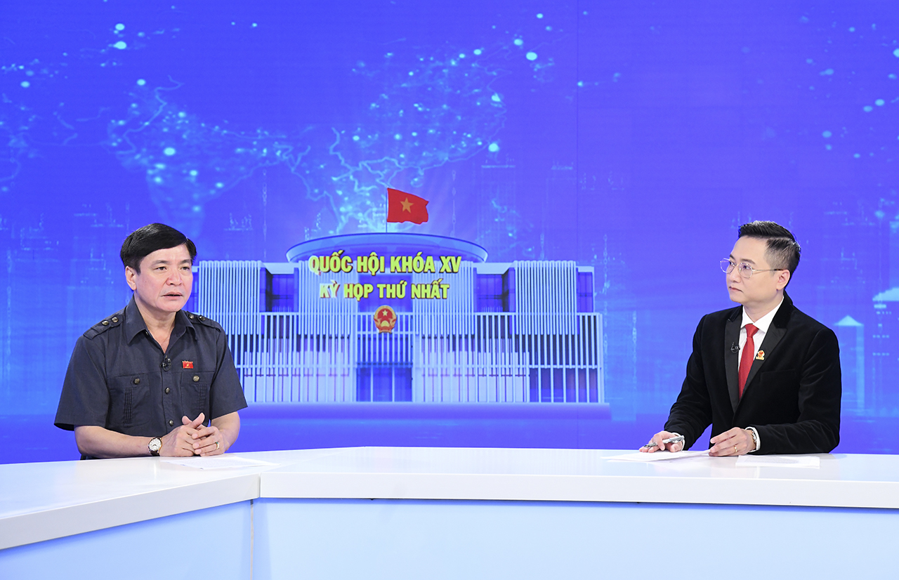 Tổng Thư ký, Chủ nhiệm Văn phòng Quốc hội Bùi Văn Cường trao đổi với phóng viên Truyền hình Quốc hội Việt Nam tại trường quay.