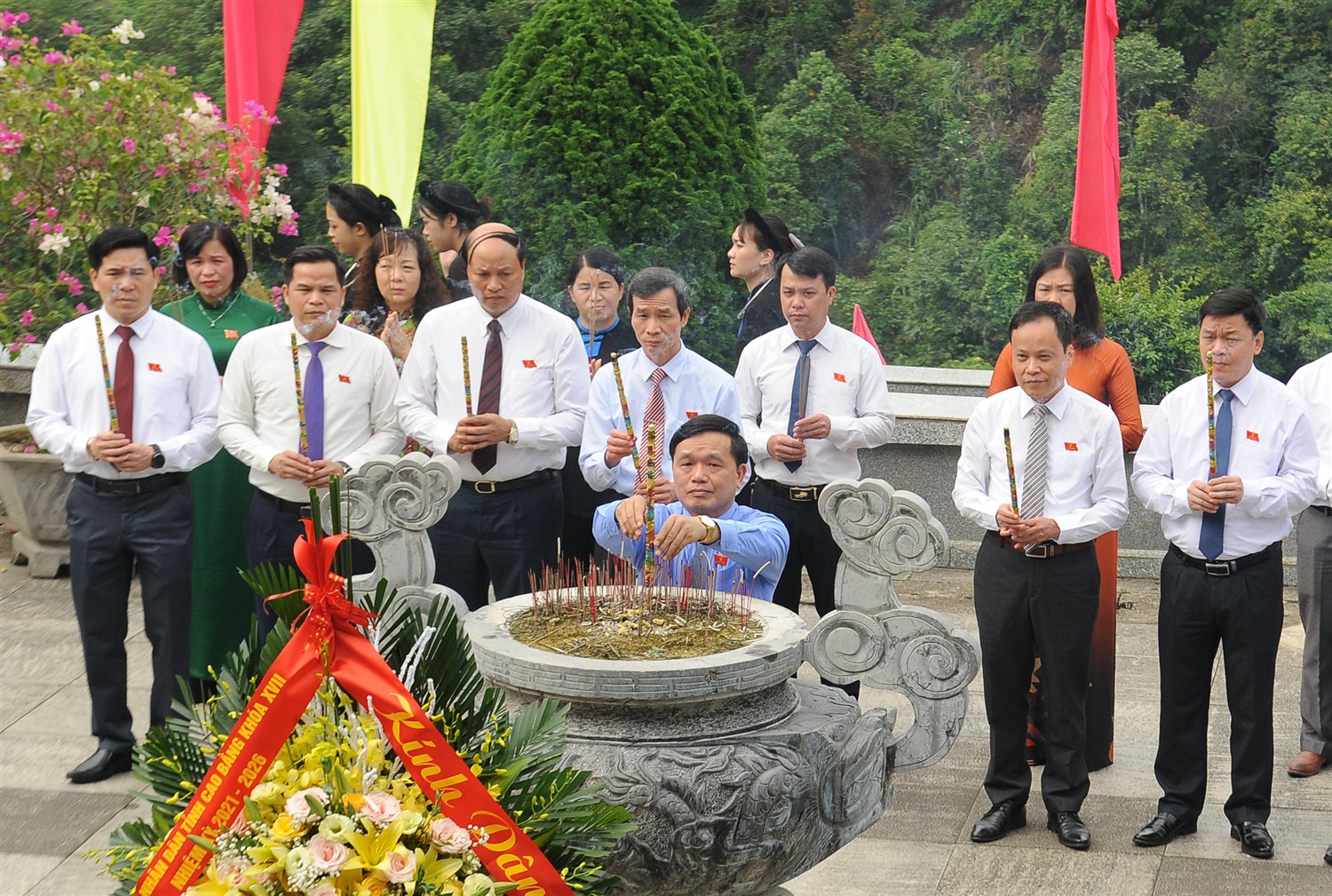 Đoàn đại biểu HĐND tỉnh Cao Bằng dâng hương tại Đền thờ Chủ tịch Hồ Chí Minh.