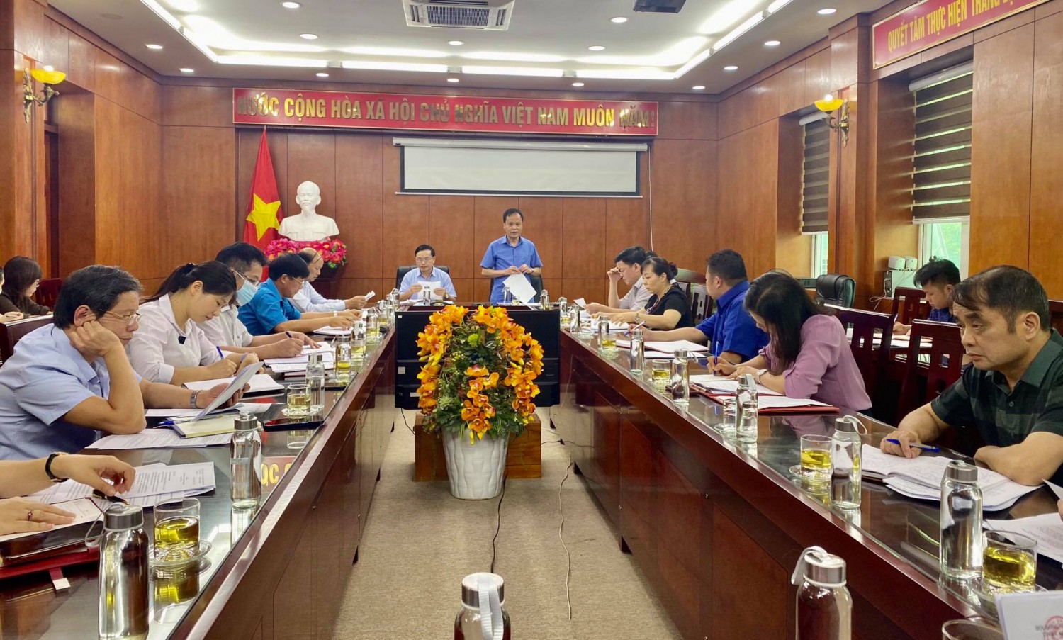 Phó Chủ tịch HĐND tỉnh Nông Thanh Tùng phát biểu kết luận phiên họp.