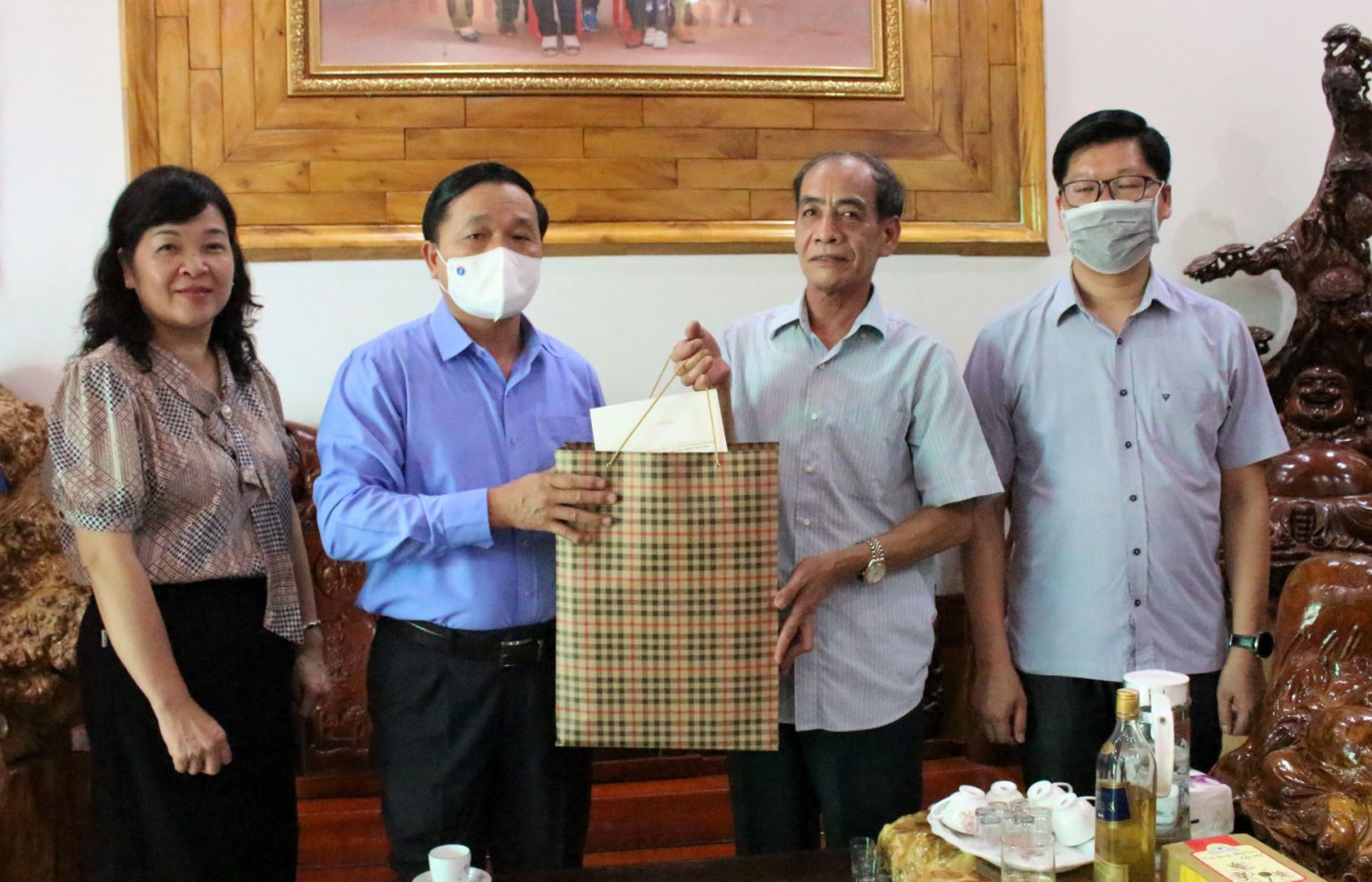 Chủ tịch HĐND tỉnh Triệu Đình Lê tặng quà bệnh binh Đoàn Ngọc Tuân, phường Đề Thám (Thành phố).