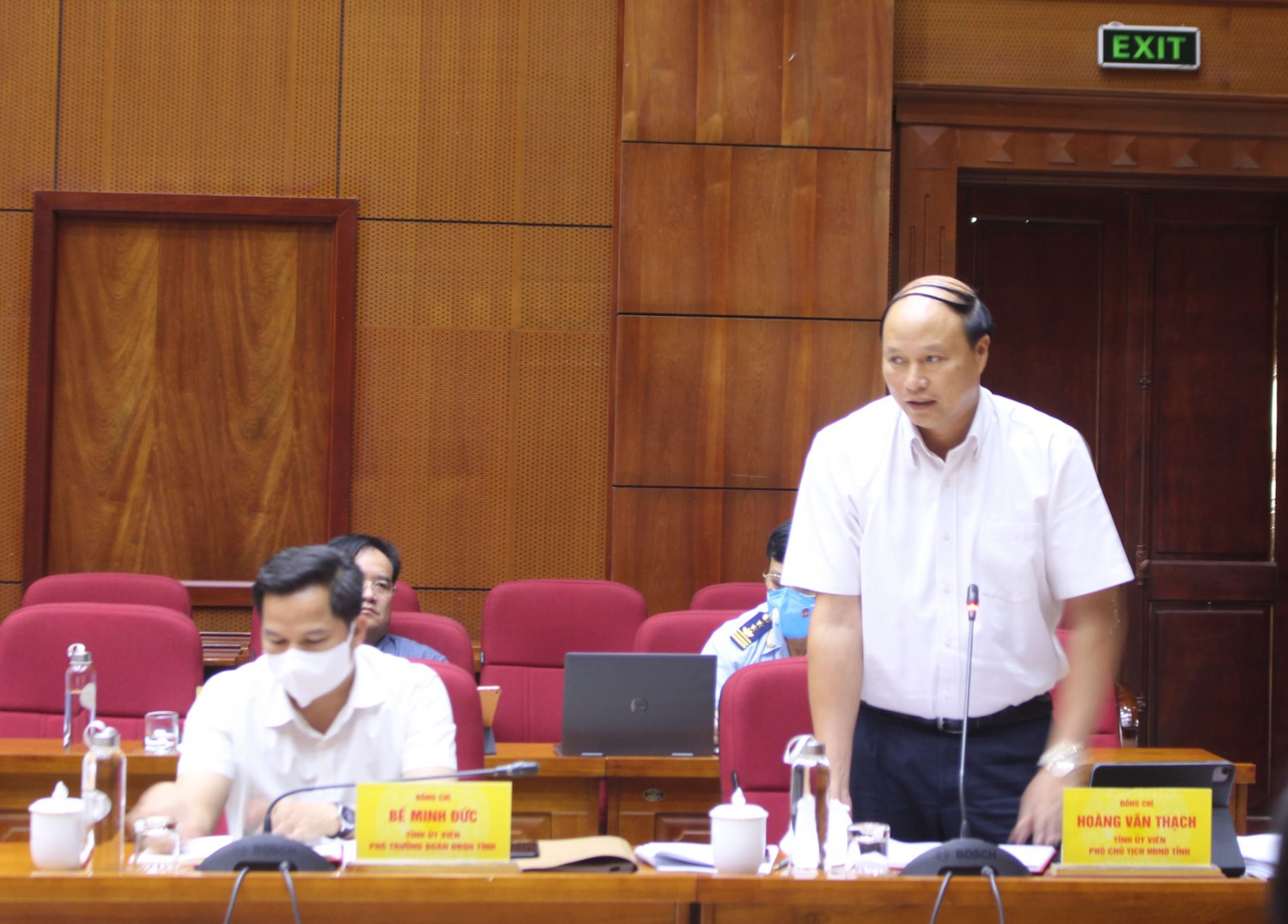 Phó chủ tịch HĐND tỉnh - Hoàng Văn Thạch phát biểu tại phiên họp