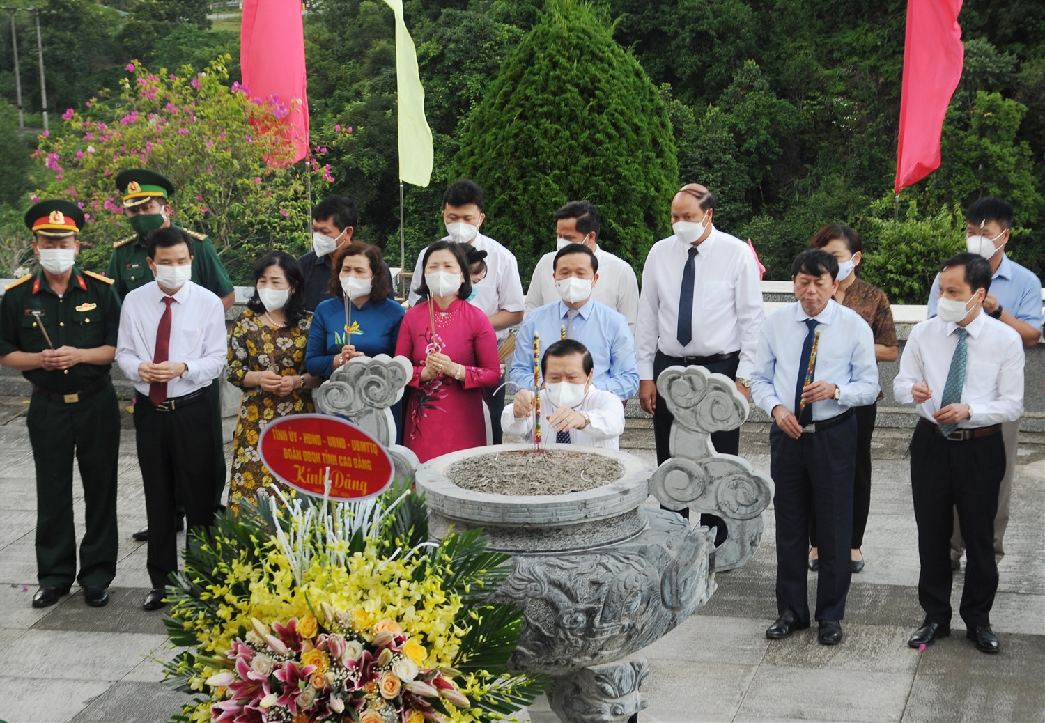 Đoàn đại biểu tỉnh dâng hương Đền thờ Chủ tịch Hồ Chí Minh tại Khu di tích Quốc gia đặc biệt Pác Bó.