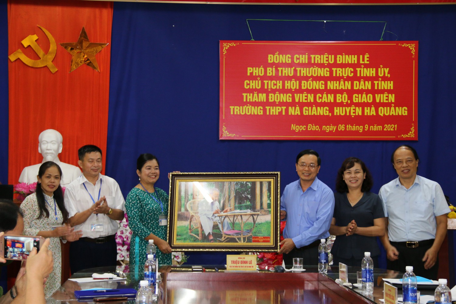 Phó bí thư Thường trực Tỉnh uỷ, Chủ tịch HĐND tỉnh Triệu Đình Lê tặng quà cán bộ, giáo viên Trường THPT Nà Giàng (Hà Quảng).