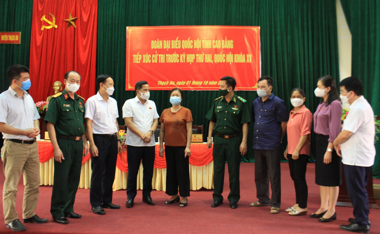 Đoàn đại biểu Quốc hội tỉnh và lãnh đạo huyện Thạch An trao đổi với cử tri.