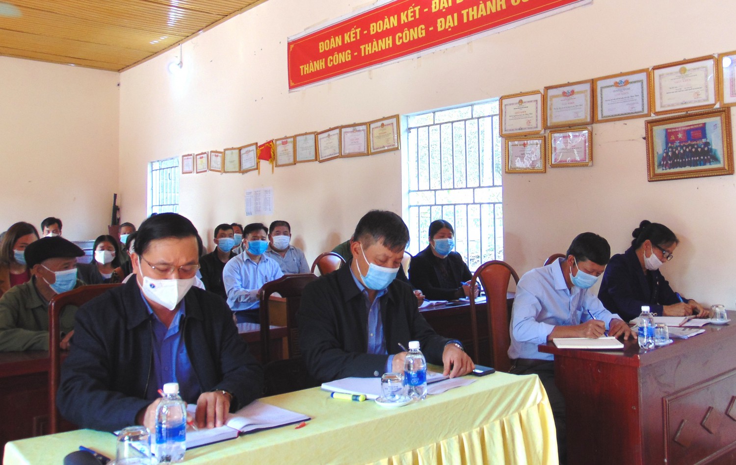 Các đại biểu dự sinh hoạt chi bộ tại xóm Bó Đa, thị trấn Trùng Khánh (Trùng Khánh)