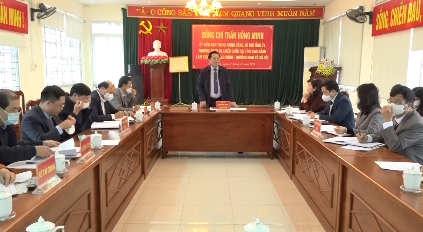 Bí thư Tỉnh ủy Trần Hồng Minh và đoàn công tác của tỉnh làm việc với Sở Lao động, Thương binh và Xã hội.