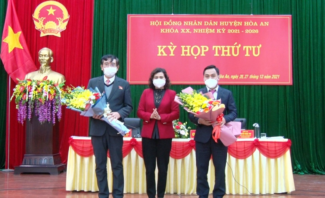 Trưởng Ban Tổ chức Tỉnh ủy Nguyễn Thúy Anh chúc mừng đồng chí Luân Chiến Công được bầu giữ chức Chủ tịch UBND huyện Hòa An.