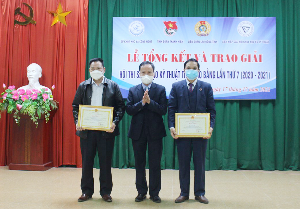 Phó Chủ tịch HĐND tỉnh Nông Thanh Tùng trao Bằng khen của UBND tỉnh cho các nhóm tác giả, tác giả đoạt giải nhất.