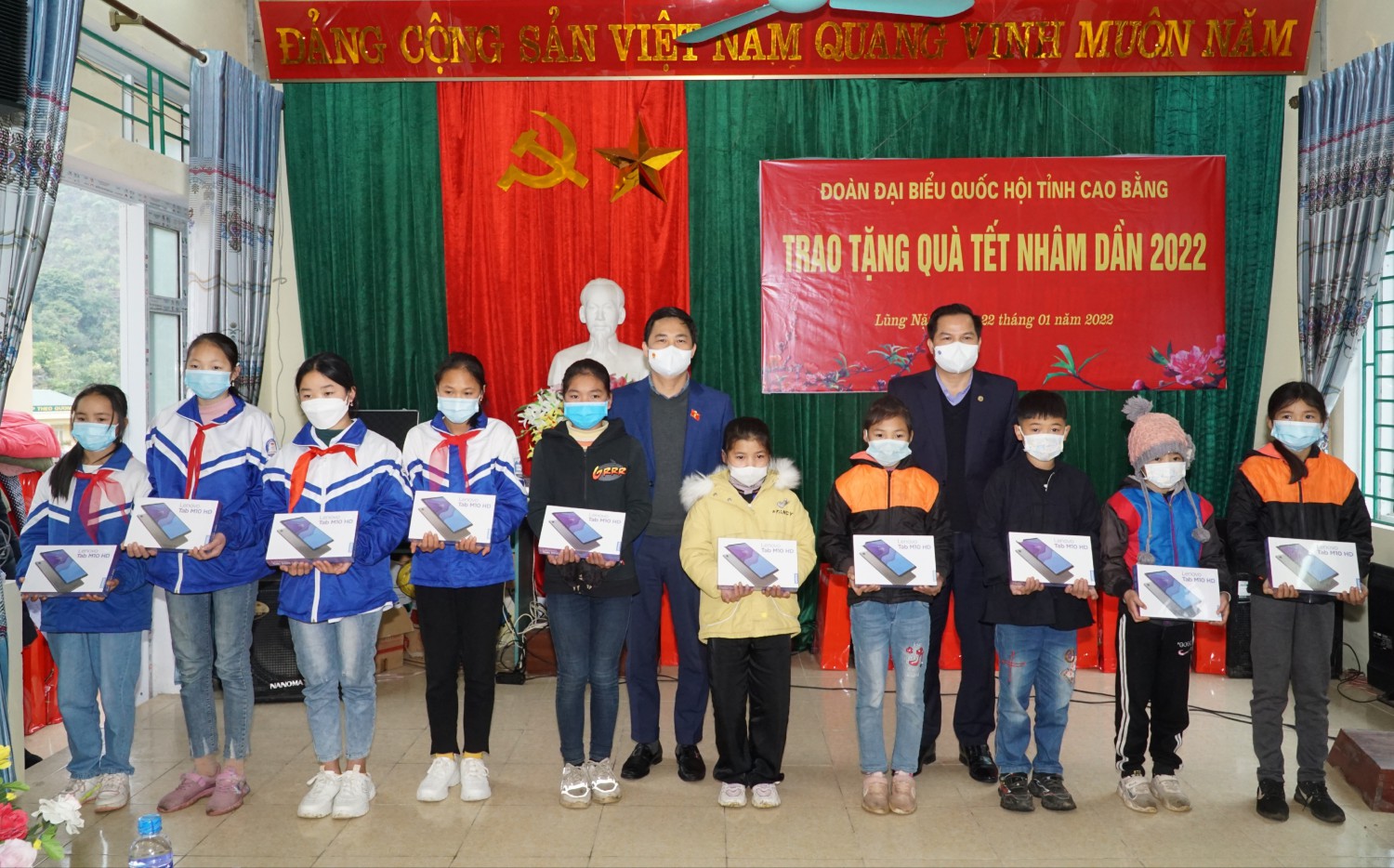 Đoàn đại biểu Quốc hội tỉnh tặng máy tính bảng cho học sinh vượt khó học giỏi xã Lũng Nặm (Hà Quảng).