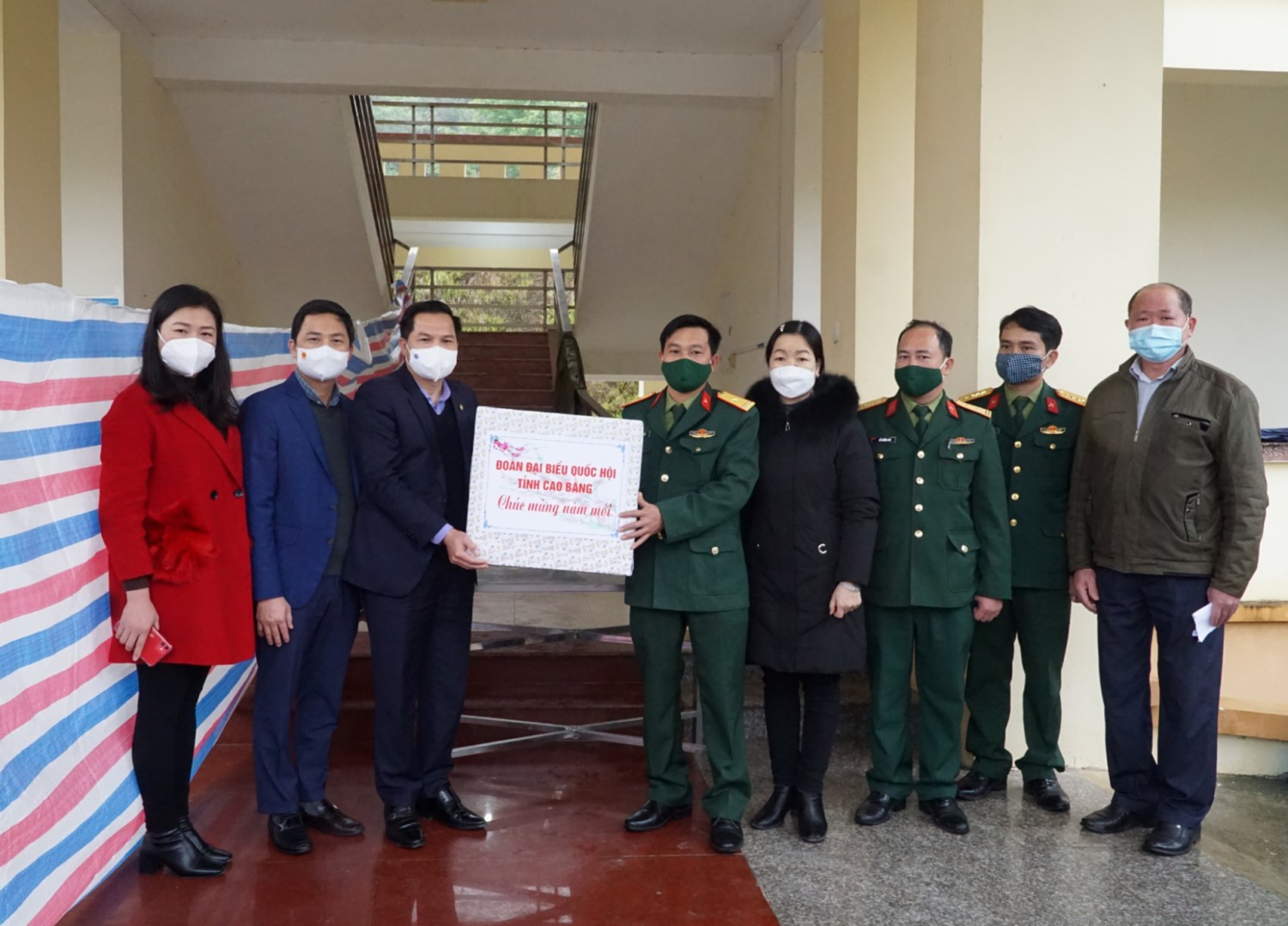 Đoàn đại biểu Quốc hội tỉnh tặng qua cán bộ, nhân viên y tế cơ sở thu dung, điều trị Covid-19 huyện Trùng Khánh.