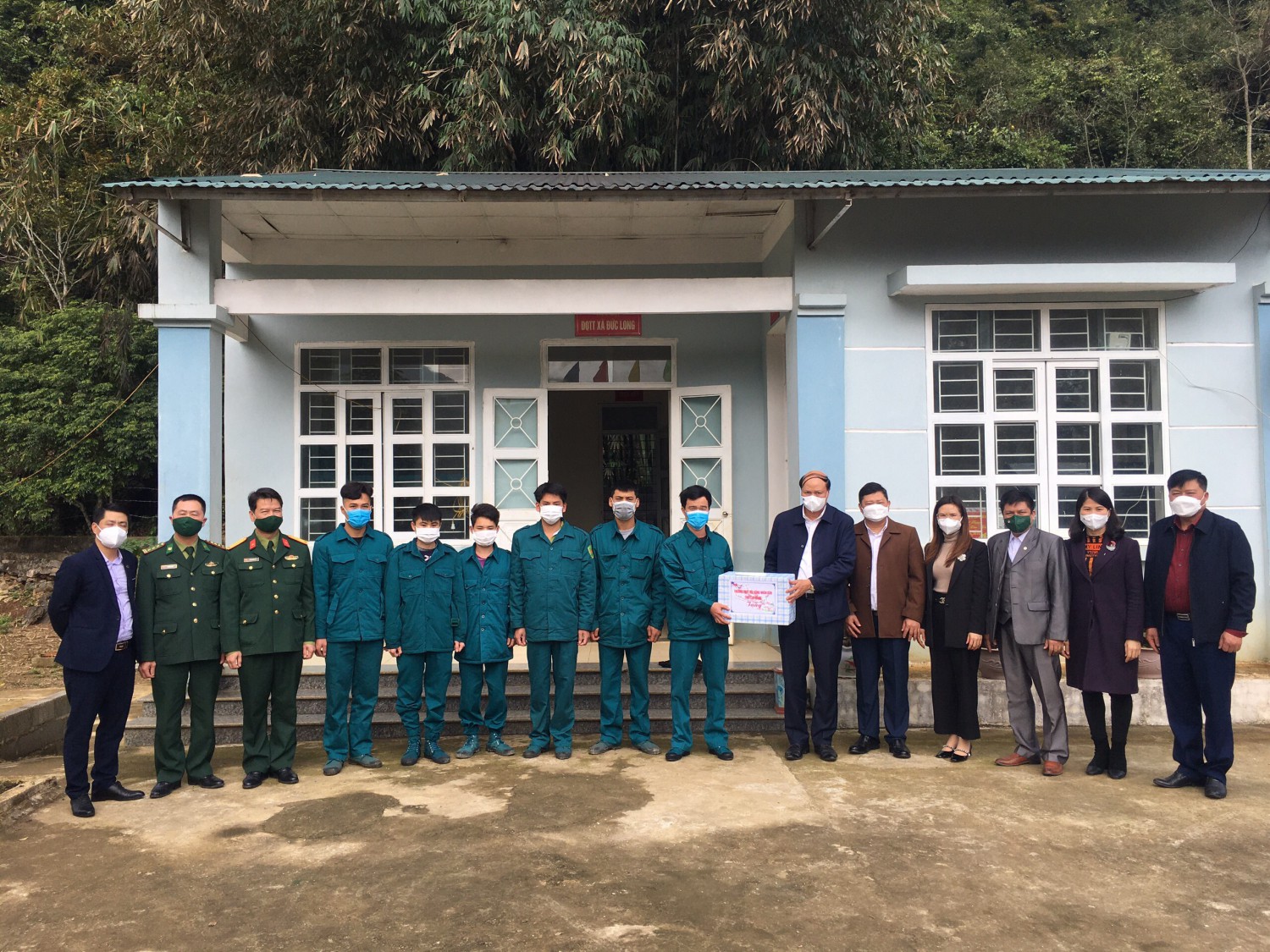 Đoàn công tác tặng quà Tiểu đội DQTT xã Đức Long, huyện Thạch An