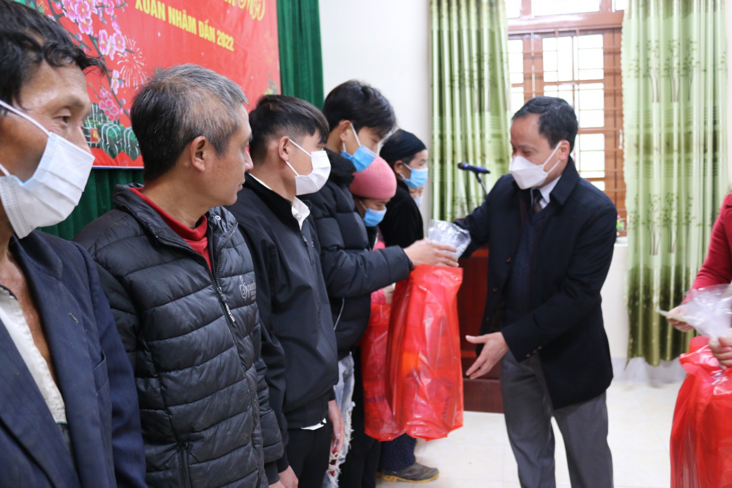 Phó Chủ tịch HĐND tỉnh Nông Thanh Tùng tặng quà Tết  cho các hộ nghèo, có hoàn cảnh khó khăn tại  xã Trương Lương huyện Hòa An