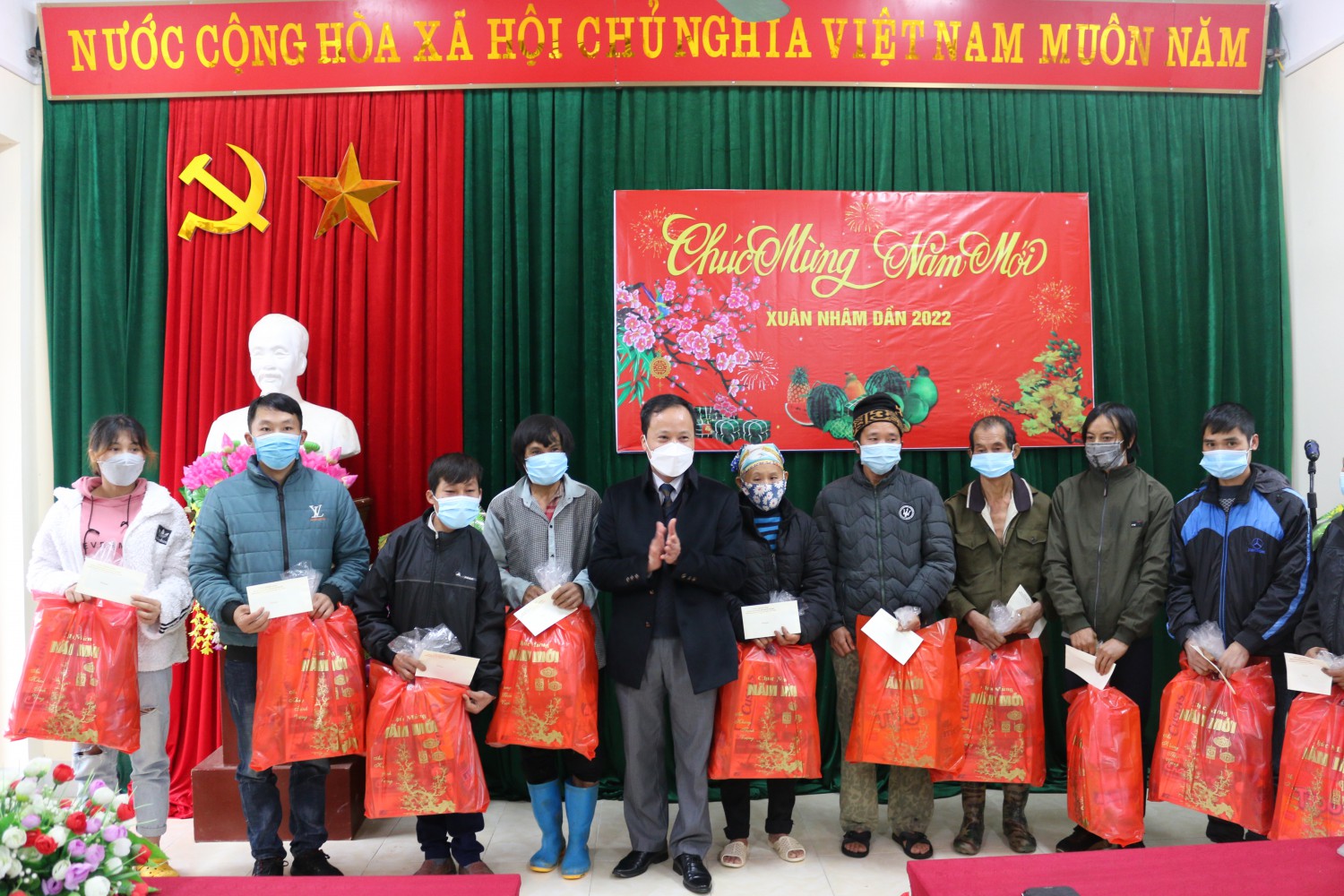 Phó Chủ tịch HĐND tỉnh Nông Thanh Tùng tặng quà cho các hộ gia đình có hoàn cảnh khó khăn tại xã Quang Trung