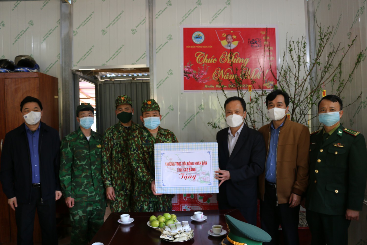 Đồng chí Nông Thanh Tùng tăng quà cho cán bộ, chiến sĩ chốt quản lý Mốc 796 thuộc đồn biên phòng Ngọc Côn, huyện Trùng Khánh