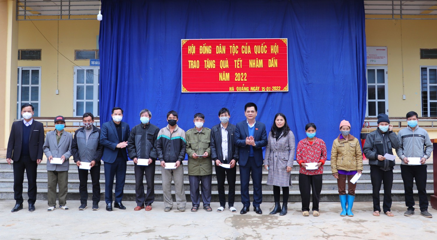 Đoàn công tác tặng quà gia đình chính sách, hộ nghèo xã Lương Thông (Hà Quảng). ảnh (BCB)