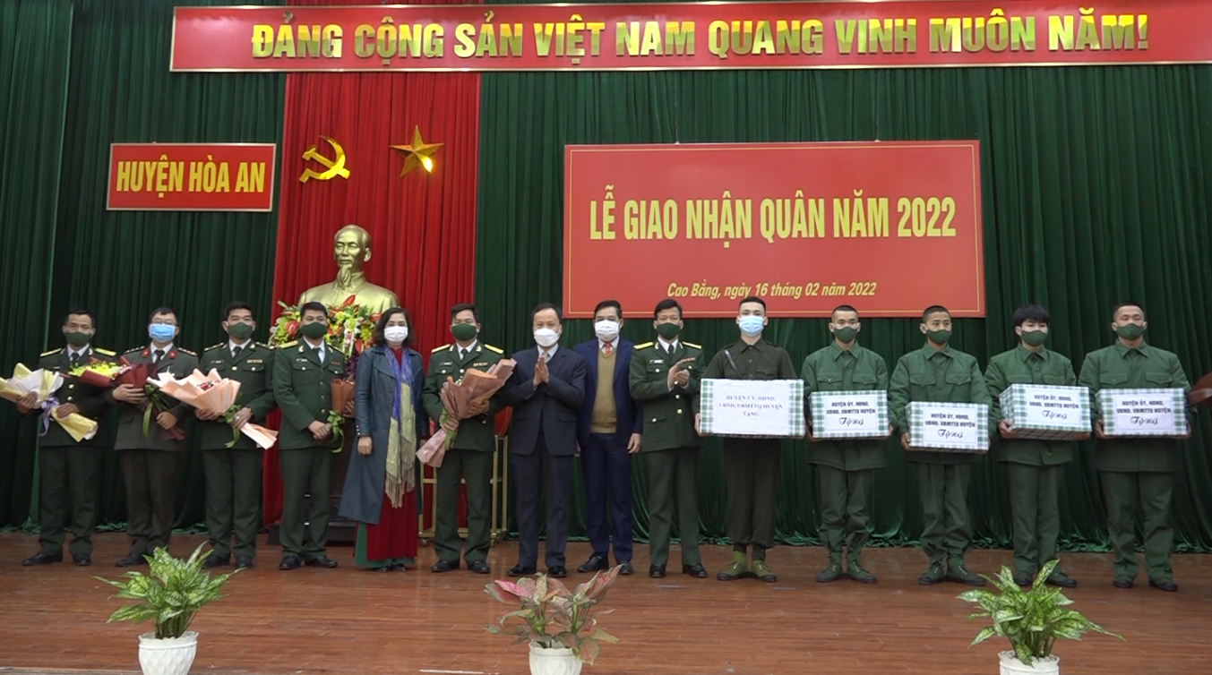 Phó Chủ tịch HĐND tỉnh Nông Thanh Tùng và lãnh đạo huyện Hòa An tặng hoa, tặng quà các đơn vị nhận quân và các tân binh lên đường nhập ngũ.