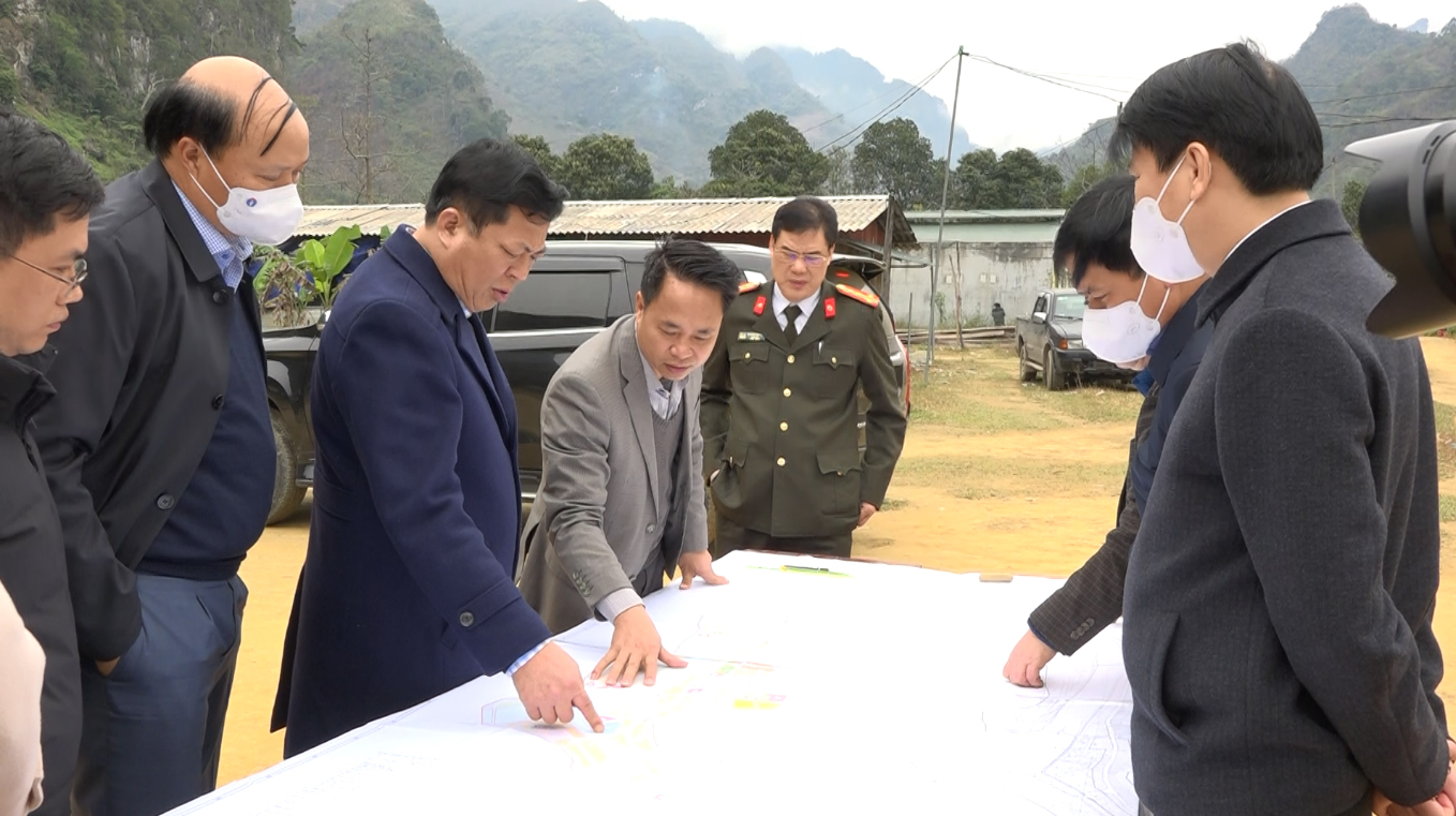 Bí thư Tỉnh ủy Trần Hồng Minh cùng đoàn công tác khảo sát quy hoạch thị trấn Bảo Lâm.