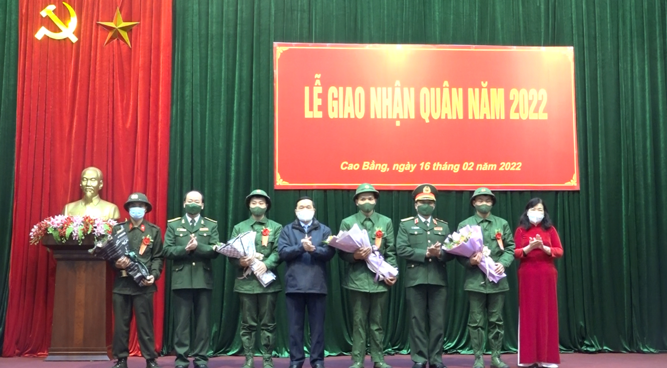 Phó Bí thư Thường trực Tỉnh ủy, Chủ tịch HĐND tỉnh Triệu Đình Lê và đại diện các đơn vị giao nhận quân tặng hoa, động viên các tân binh lên đường nhập ngũ.