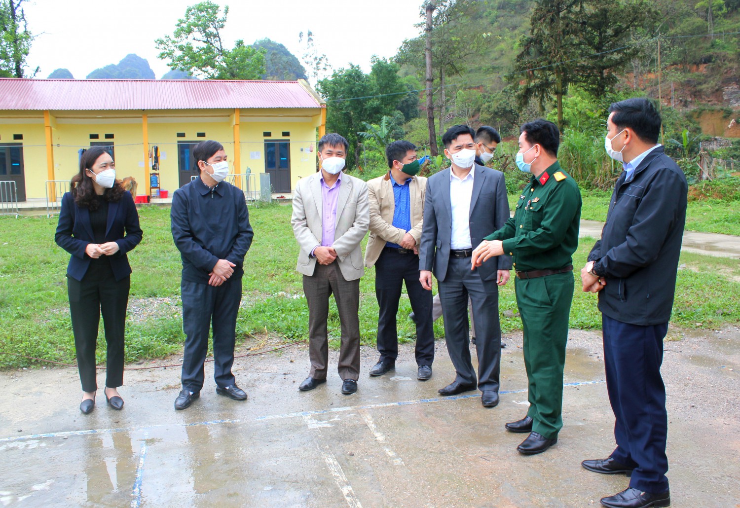 Đoàn giám sát  kiểm tra khu cách ly C3, thị trấn Thanh Nhật (Hạ Lang).