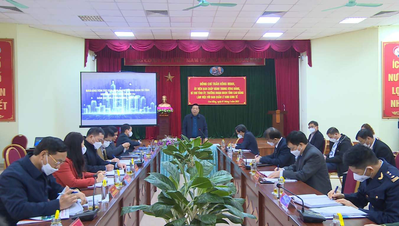 Bí thư Tỉnh ủy Trần Hồng Minh phát biểu chỉ đạo tại buổi làm việc với Ban Quản lý Khu kinh tế tỉnh