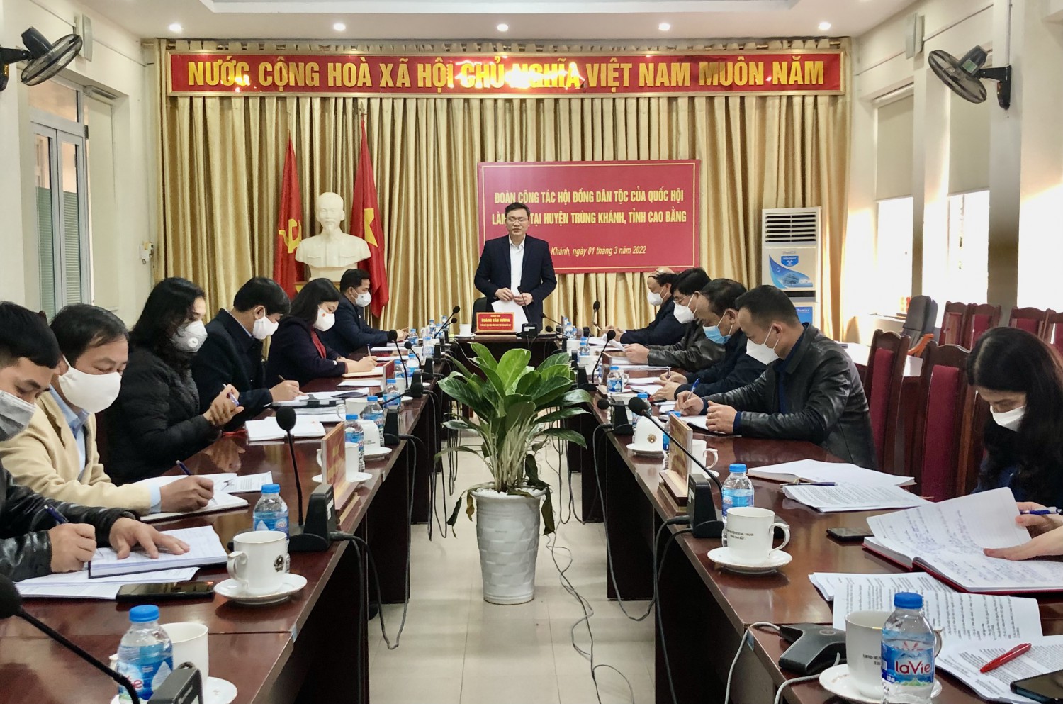 Phó Chủ tịch Hội đồng Dân tộc của Quốc hội Quàng Văn Hương phát biểu kết luận buổi làm việc với huyện Trùng Khánh