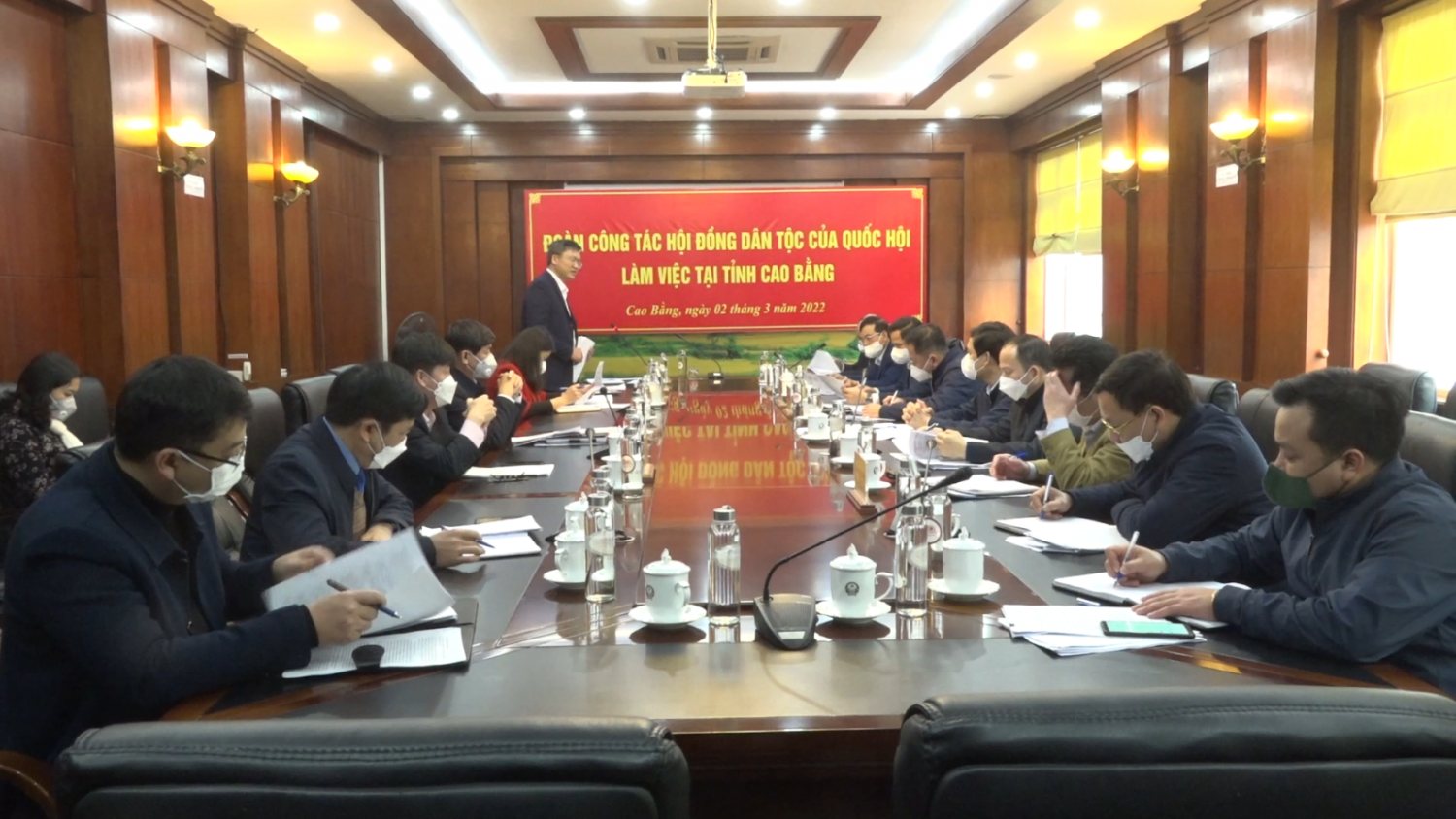 Phó Chủ tịch Hội đồng Dân tộc của Quốc hội Quàng Văn Hương phát biểu tại buổi làm việc với  UBND tỉnh Cao Bằng