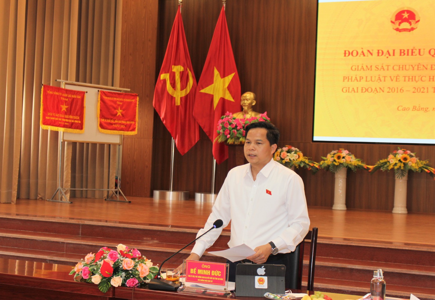 Phó trưởng đoàn chuyên trách Đoàn đại biểu Quốc hội tỉnh Bế Minh Đức phát biểu kết luận buổi giám sát.